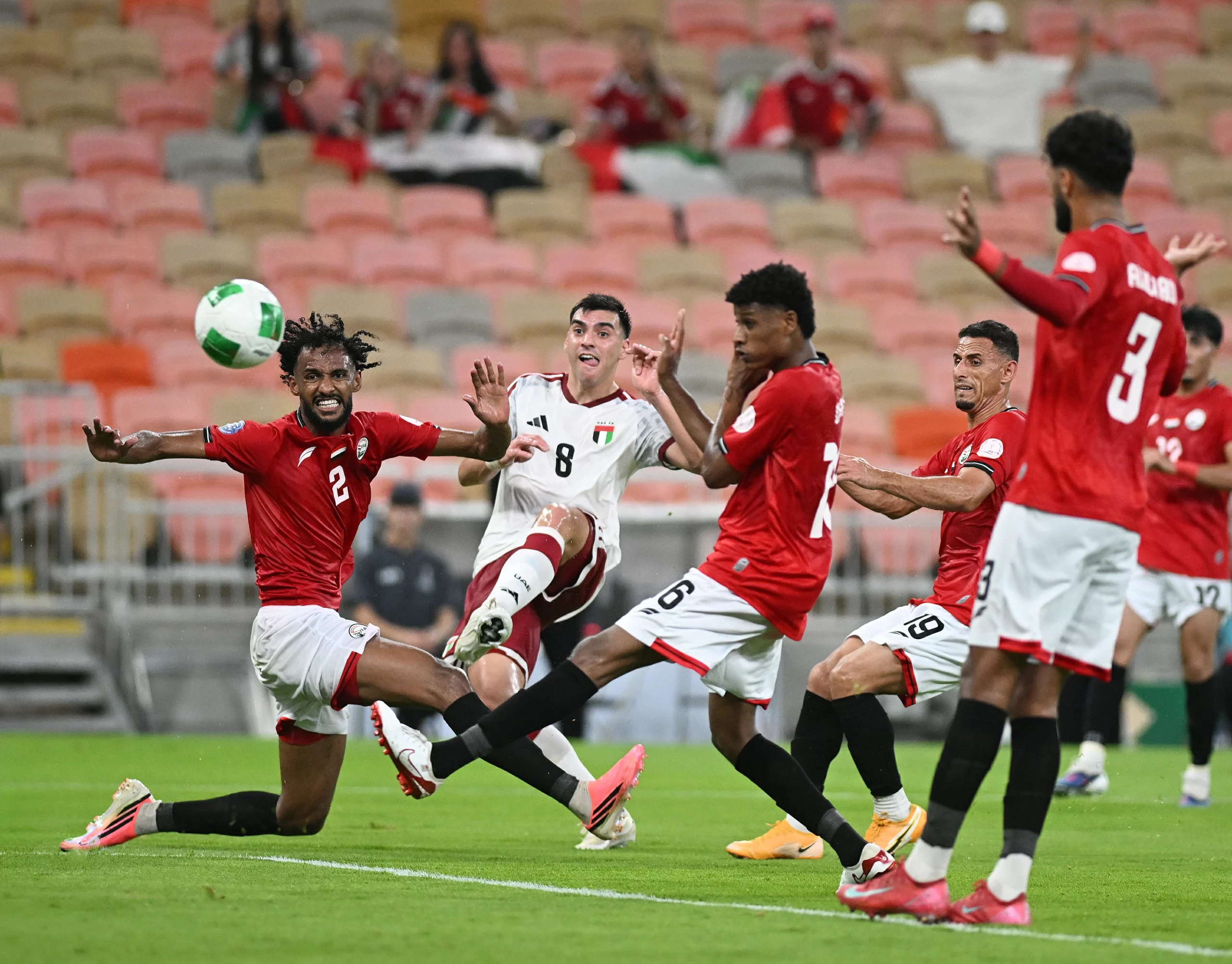 الإمارات تهدد حامل اللقب بالخروج المبكر