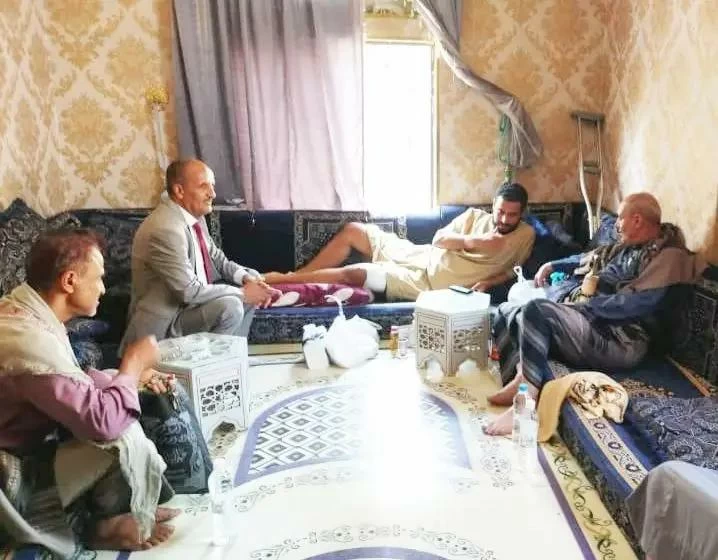وكيل تعز يزور جرحى القوات المسلحة ويشيد بصمودهم وتضحياتهم