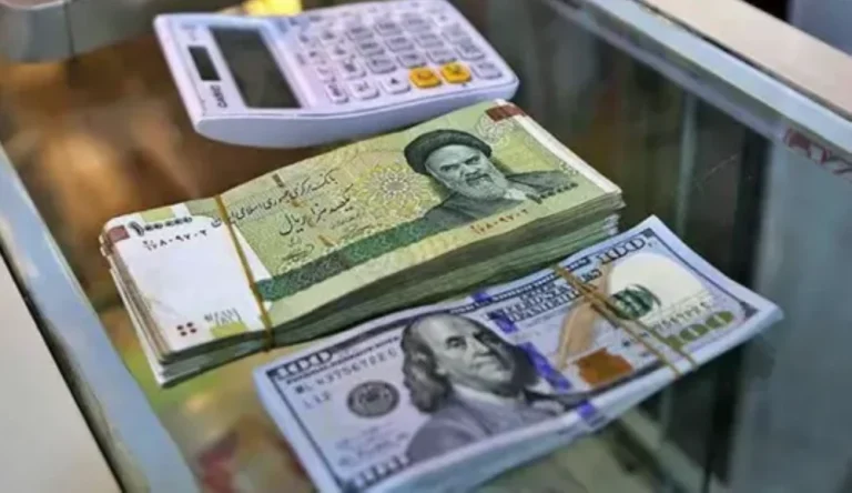 العملة الإيرانية تسجل مستوى قياسيًا متدنيًا أمام الدولار