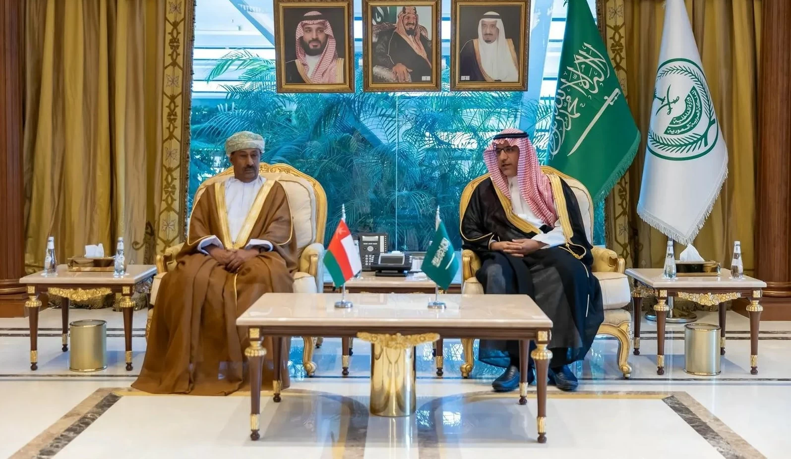 السعودية وعُمان تبحثان تعزيز التعاون الأمني والعدلي