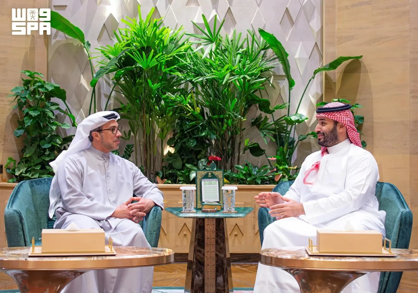 ولي العهد ونائب رئيس الإمارات يستعرضان العلاقات الأخوية وتطورات المنطقة