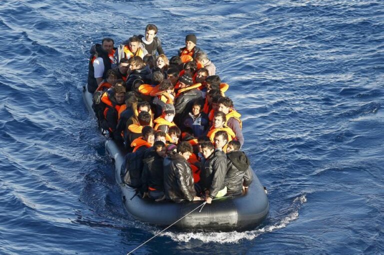 خفر السواحل.. إنقاذ 74 مهاجرًا قبالة جزيرة جافدوس اليونانية