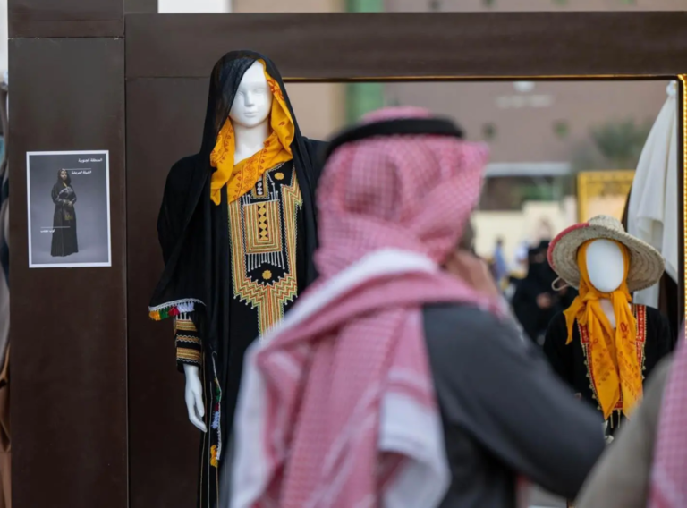 أزياء المرأة السعودية التقليدية.. موروث يحكي هوية المناطق وتاريخها