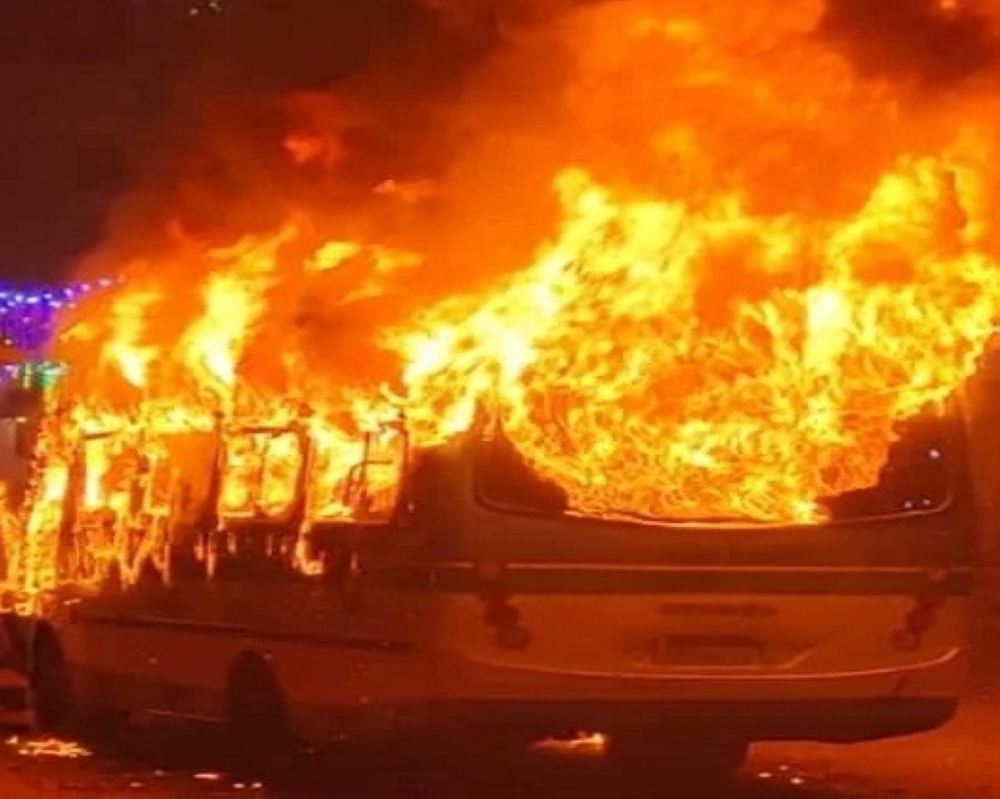 وفاة 9 أشخاص وإصابة 25 آخرين إثر حريق بحافلة في الهند