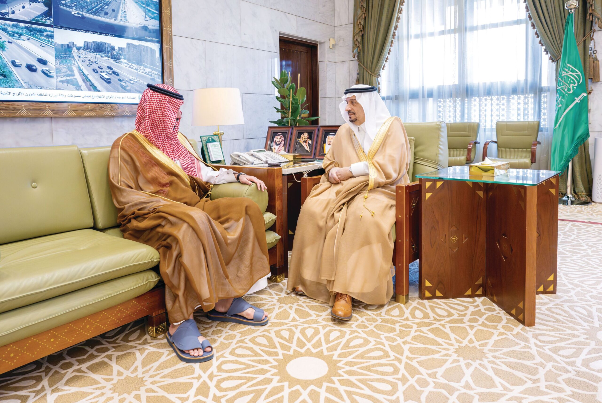 أمير الرياض يطلع على خدمات الأمانة والعملية التعليمية والجهود الأمنية