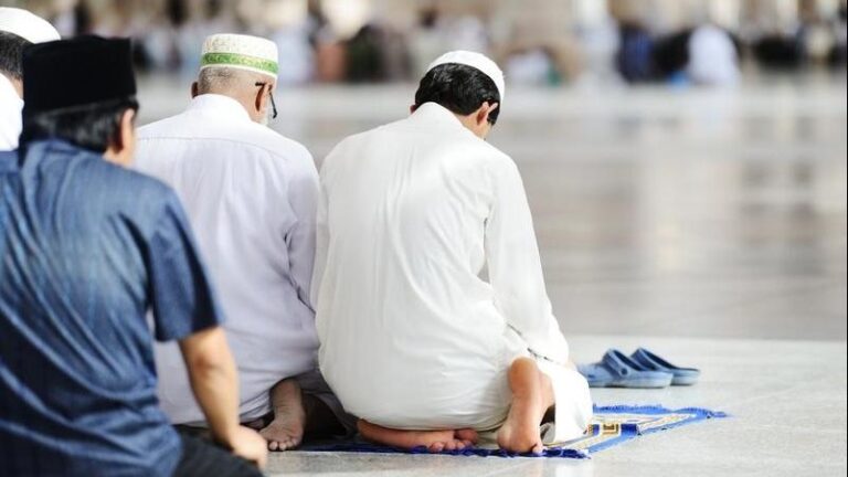 لماذا حذر النبي من التخلف عن صلاة الجمعة كسلا وتهاونا؟