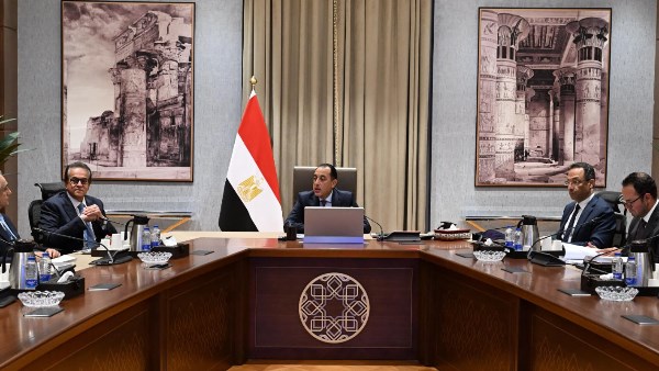 رئيس الوزراء يجتمع بوزراء الصحة والاتصالات والعدل لمتابعة تحضيرات مؤتمر شهر أكتوبر
