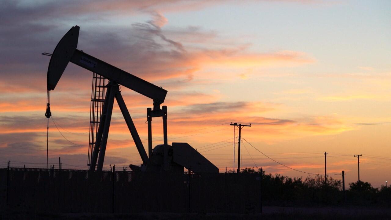 أسعار النفط تقفز بنحو 4%