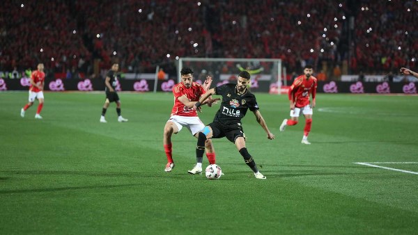 الأهلي والزمالك في قمة الدوري بعد التوقف الدولي.. الموعد والقناة الناقلة