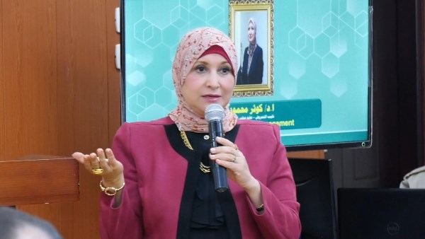 كوثر محمود تكرم ممرضا أنقذ طفلا أمام محطة أسوان