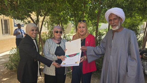 كوثر محمود تكرم سيد موسى لتبرعه بأشجار مدرسة الضبعة للتمريض