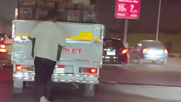 يتسلق السيارات من الخلف.. لص يحول مطب محور العبور إلى مسرح للسرقة