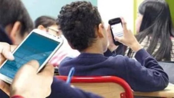 بعد قرار فصل عام لأي طالب يصور معلمه.. تربوي: عقاب جيد ومناسب للمخالفة