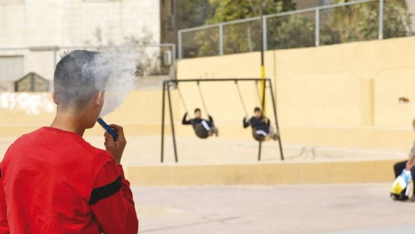إنتشار الشيشة الإلكترونية بين طلاب مدرسة بحدائق المعادي..والمديرة:سنطبق عقوبة الفصل