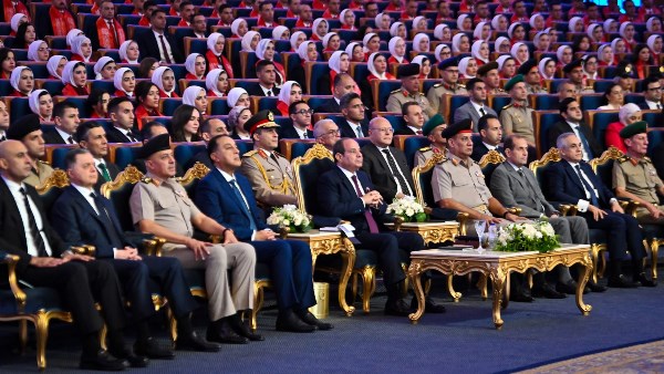 الرئيس السيسي يشاهد فيلما تسجيليا بعنوان “البداية” في حفل تخرج الدورة 6 للجهات القضائية