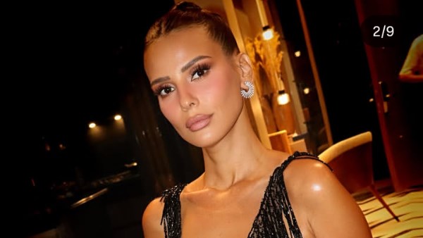 من أمام المرآة.. إيمان العاصي تخطف الأنظار  في أحدث ظهور