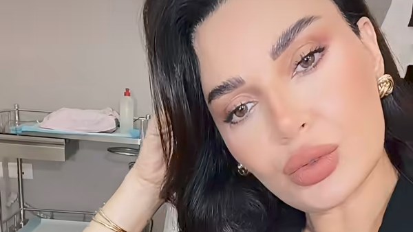 بلمسات ذهبية .. سيرين عبدالنور تتألق ببدلة أنيقة سوداء | صور