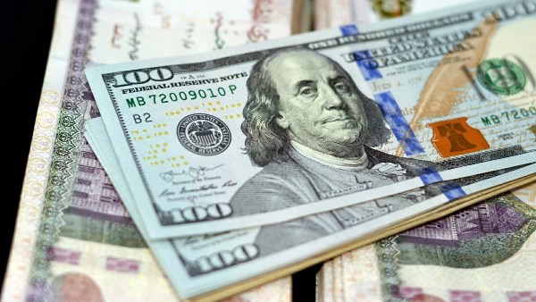 مع بدء إجازة البنوك..أقل دولار في السوق الرسمية الآن