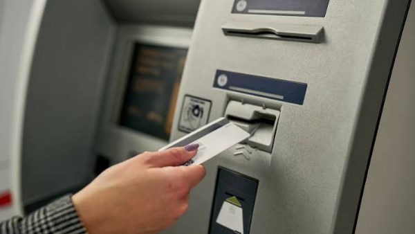 رسوم السحب النقدي من ماكينات ATM .. تعرّف عليها