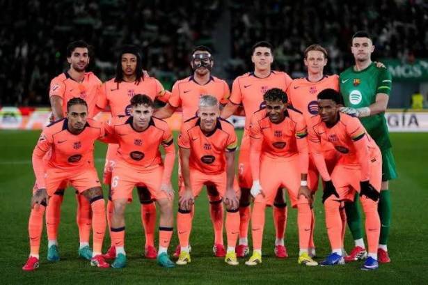قرار مفاجىء… برشلونة يستعين باللباس البرتقالي