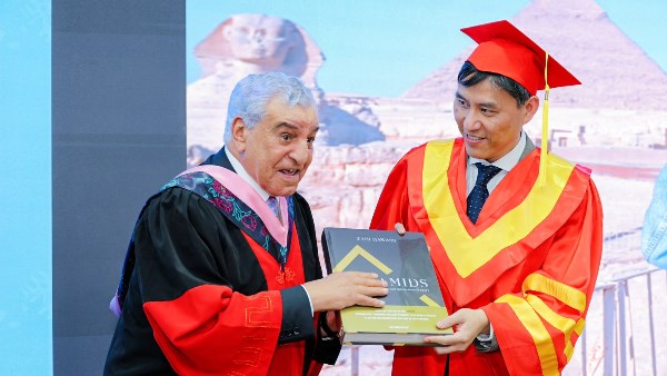 الدكتور زاهي حواس يحصل على الدكتوراه الفخرية الـ13 من «جامعة شنغهاي»