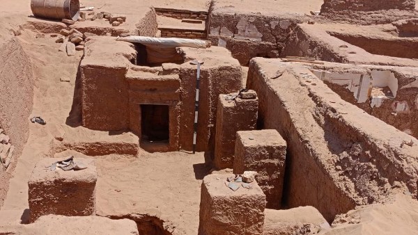 اكتشاف أثري نادر بالوادي الجديد .. العثور على مقبرة هرمية من العصر الروماني بـ «بئر الشغالة» .. صور