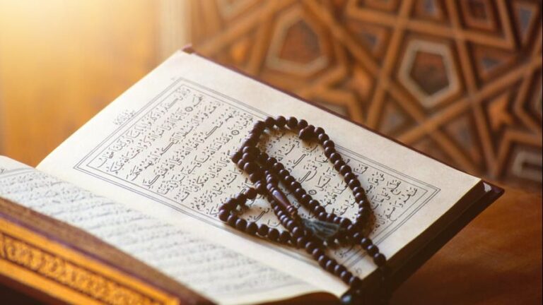 آيتان من هذه السورة سبب لقبول الدعاء وتكفيك كل شيء.. داوم عليهما