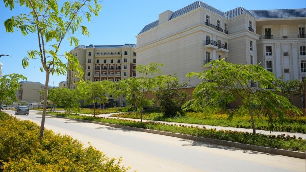 وزيرة الإسكان تتابع تنفيذ عدد من المشروعات والخدمات في العلمين الجديدة