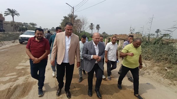 نائب محافظ الجيزة يتفقد أعمال رصف طريق عزبة حسين عوض بالصف
