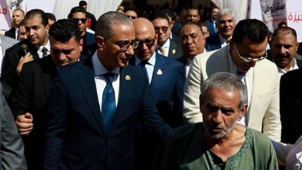 الإنسانية أولا.. محافظ الجيزة يستجيب لمسن ويوجه بتوفير الرعاية الطبية اللازمة له