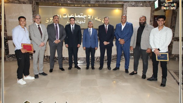 محافظ بني سويف يُكرّم أوائل الدورات التدريبية بمركز سقارة من العاملين