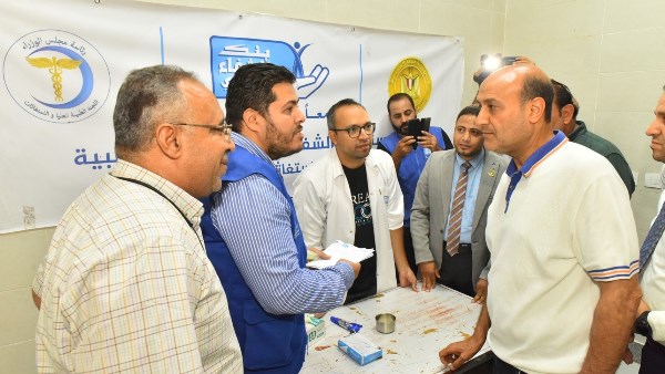 محافظ أسيوط يتفقد قافلة طبية بقرية المعابدة الشرقية بأبنوب.. الكشف على 1087 مواطنًا وتحويل 47 حالة لتدخلات جراحية