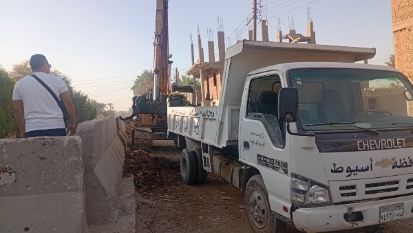 محافظ أسيوط: رفع 60 طنًا من مخلفات تطهير ترعة الشامية بساحل سليم