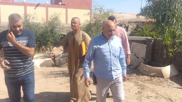 محافظ أسيوط: حملات «طرق الأبواب» مستمرة لحث المواطنين على استكمال إجراءات التقنين والتصالح .. صور