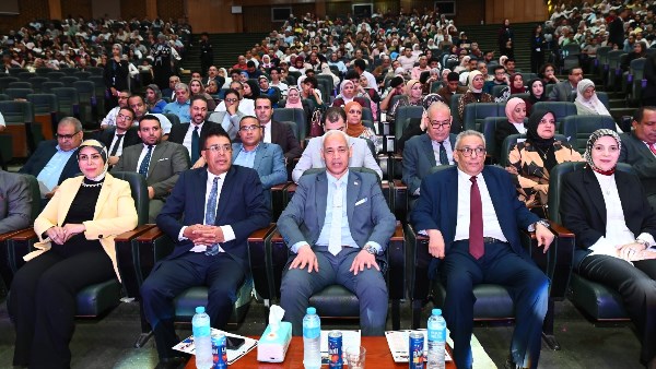 رئيس جامعة أسيوط يشهد حفل تخرج الدفعة الأولى من برنامج نظم معلومات السياسات العامة بكلية التجارة (PPIS)