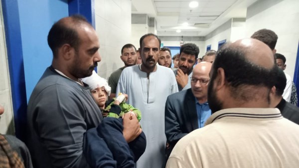 محافظ سوهاج يوفد قيادات التعليم للاطمئنان على طلاب حادث أتوبيس المنشاة
