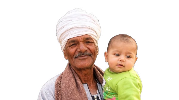 بعد تبرئته من واقعة نبش المقابر.. أهالي شطورة يهدون عم صابر عمرة لجبر خاطره