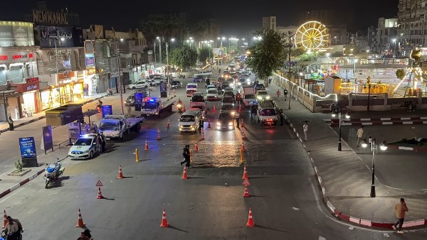 حملات مرورية ليلية مكثفة بميادين سوهاج.. انتشار أمني لضبط الحركة وتحقيق الانضباط
