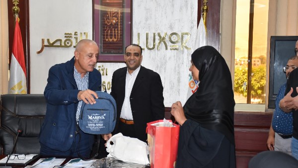 برعاية صندوق تحيا مصر.. محافظ الأقصر يوزع تأشيرات عمرة مجانية على عدد من السيدات