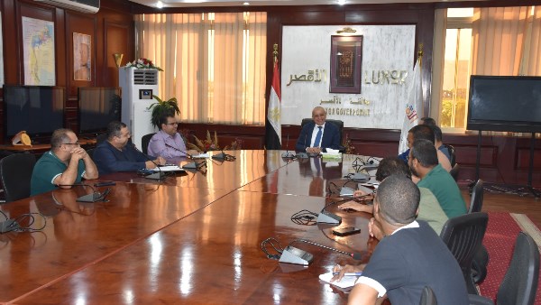 محافظ الأقصر يعقد اجتماعًا لبحث موقف المرافق والبنية التحتية ورفع كفاءة الطرق الرئيسية بمدينة الأقصر.. صور