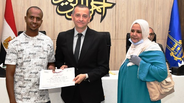 تكريم سائق التوك التوك أعاد 5 آلاف دولار وهاتفًا لسائح إنجليزى بأسوان.. شاهد
