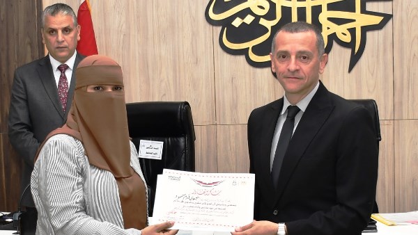 محافظ أسوان يكرم نماذج مشرفة من العاملين بالجهاز التنفيذي