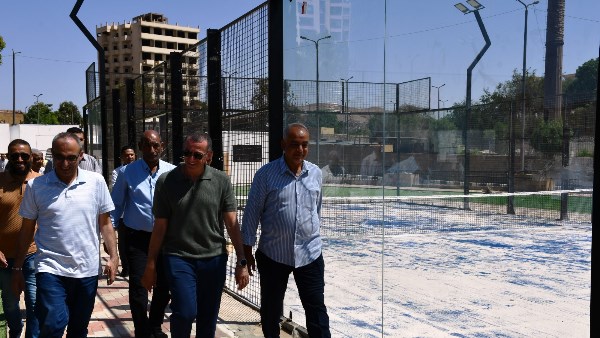 محافظ أسوان يتابع اللمسات النهائية لمشروع ملاعب البادل بحديقة مدكور أبو العز