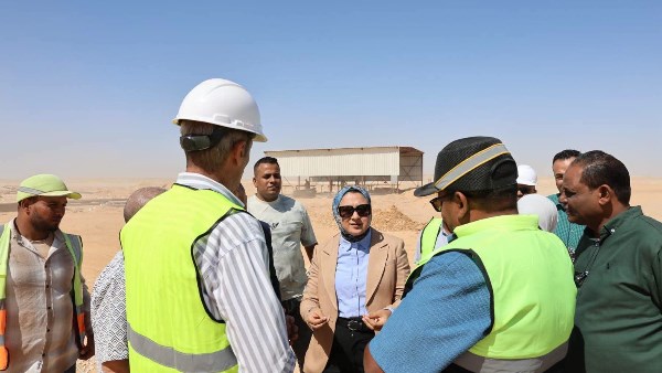 باستثمارات 1.5 مليار جنيه.. محافظ الوادي الجديد تتفقد مشروع تأصيل الدواجن بالخارجة