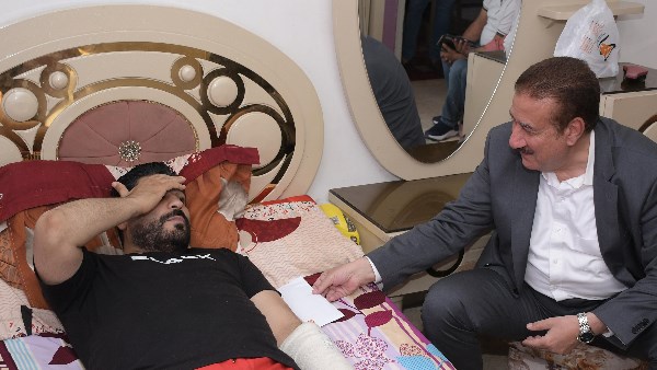 بعد انتشار استغاثتهم على مواقع التواصل الاجتماعي .. محافظ بورسعيد يزور أسرة تعرضت لحادث سير