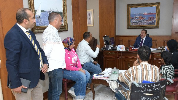 استجابةً لاستغاثة عامل.. محافظ بورسعيد يتدخل لمنحه كامل حقوقه بعد إصابته أثناء العمل