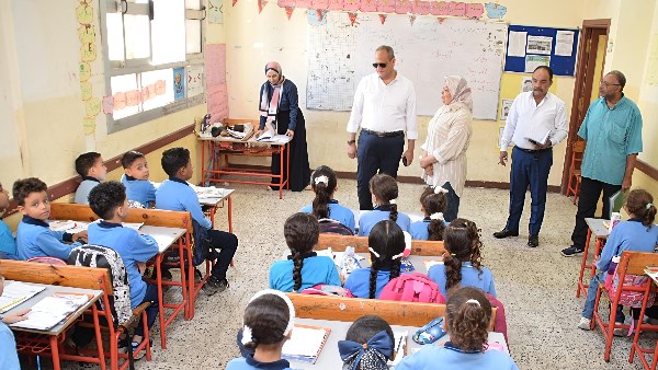 فصل طالبين بسوهاج عاما دراسيا وإحالة معلم للتحقيق بسبب تجاوزات داخل المدارس