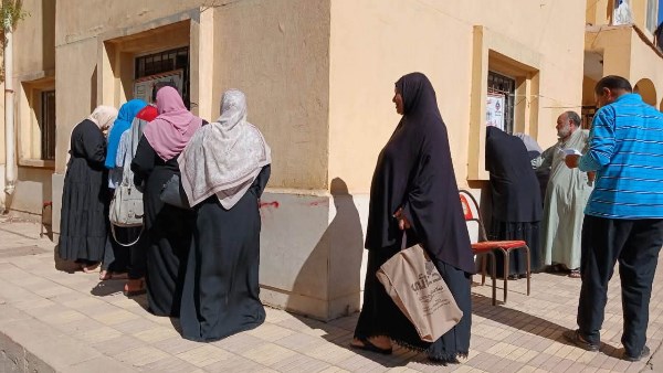 1153 مواطنا تلقوا خدمات الكشف والعلاج بالمجان خلال قافلة طبية بدمياط