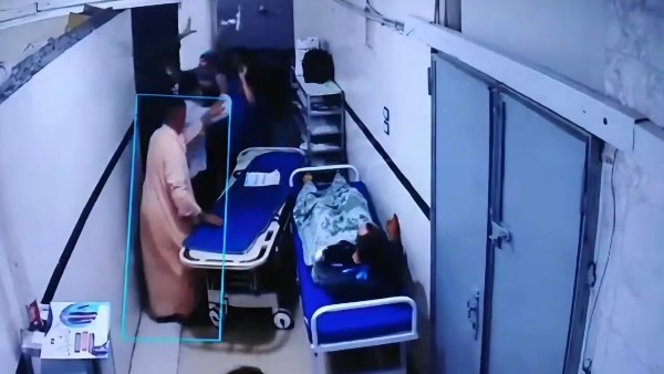 خناقة شوارع داخل غرفة عمليات.. أسرة مريض تعتدي على طاقم طبي بمستشفى خاص بالمحلة