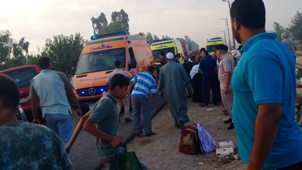 نقل 13 من ضحايا ومصابي حادث تصادم ملاكي وميكروباص بالغربية لمستشفى زفتى العام.. صور